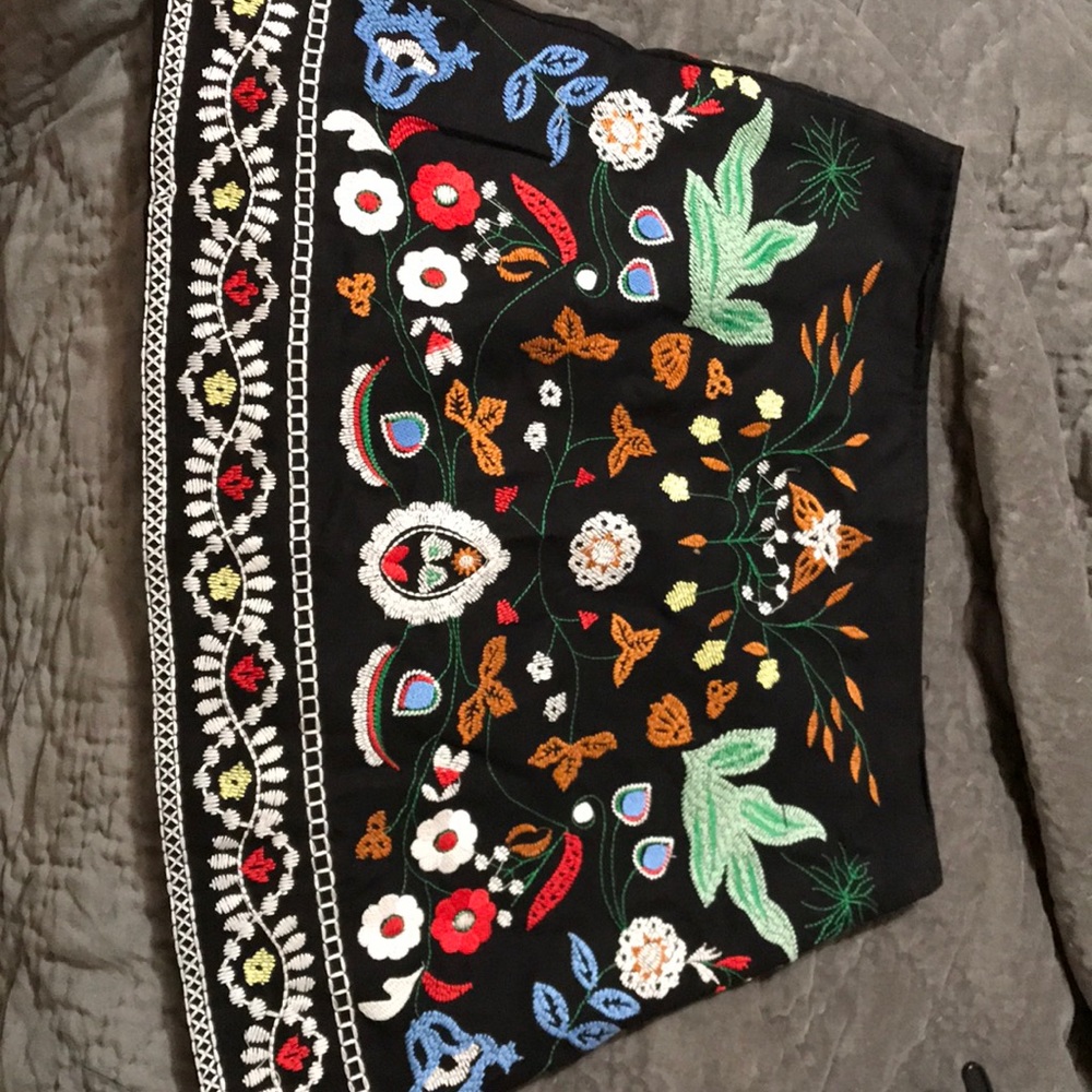 Black mini skirt w/embroidery on front /back  L